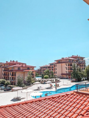 SUNNY PARADISE CONDO w PRIME LOCATION, POOL, SEA VIEW